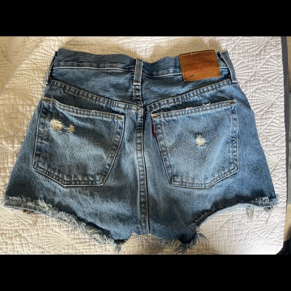 Levi’s 501® ORIGINAL HIGH RISE WOMEN'S SHORTS - Picture 2 of 6
